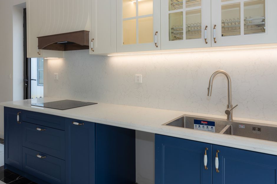 Modern kitchen cabinet hardware and shaker style finishes